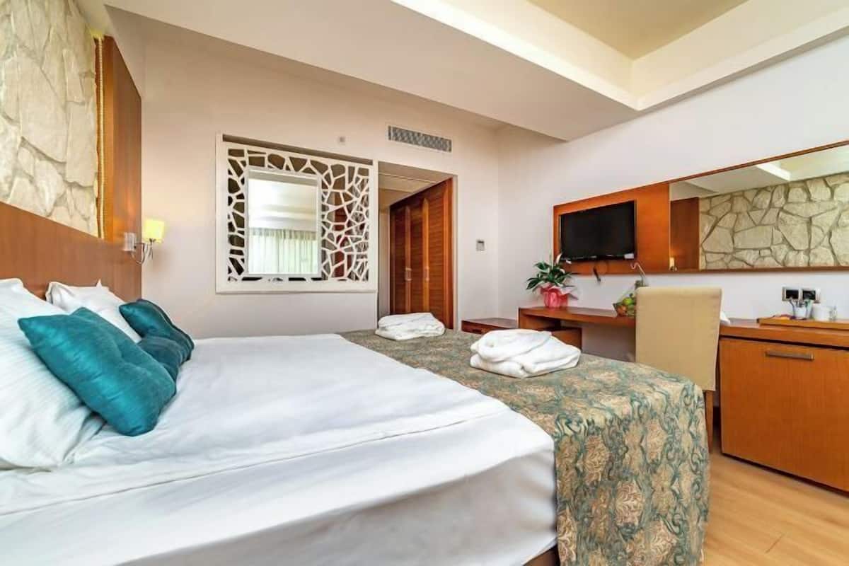 Artículos del minibar gratis y caja de seguridad en la habitación