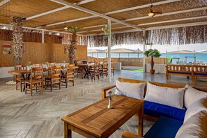 5 bares, bar junto a la piscina