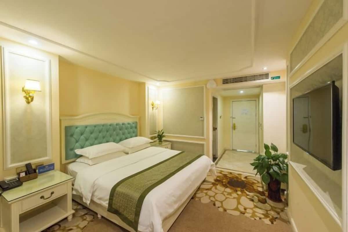 Desk, blackout curtains, rollaway beds, free WiFi