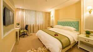 Desk, blackout curtains, rollaway beds, free WiFi - Yangshuo Ziwei International Hotel (Guilin)