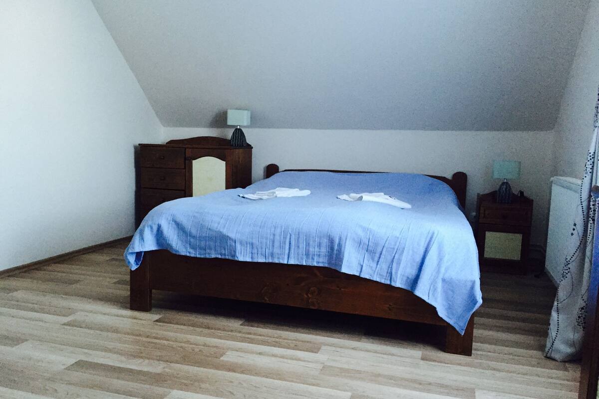 Apartamento romántico, 2 habitaciones | Sala de estar | Una chimenea