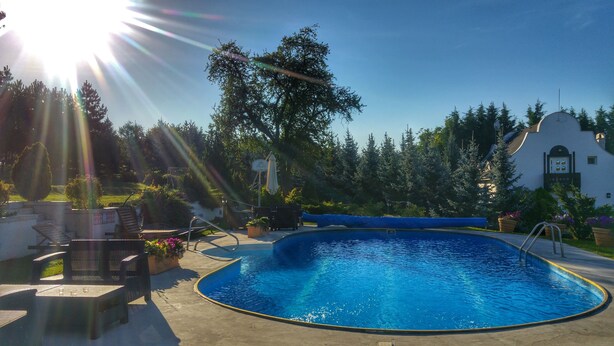 Una piscina al aire libre