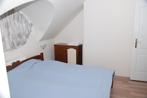 Apartamento romántico, 2 habitaciones | Escritorio y cunas gratuitas