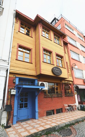 Front of property - Cheers Vintage - Hostel (Istanbul)