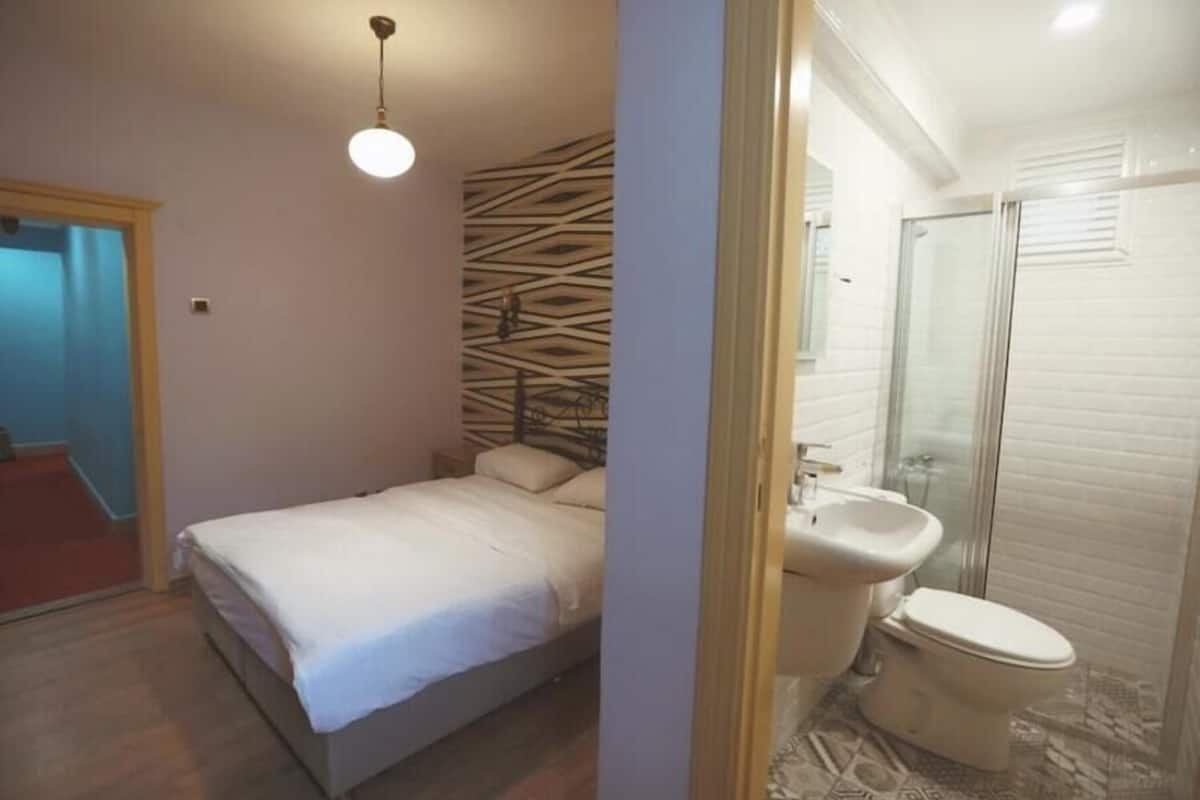 1 bedroom, Egyptian cotton sheets, premium bedding, Select Comfort beds