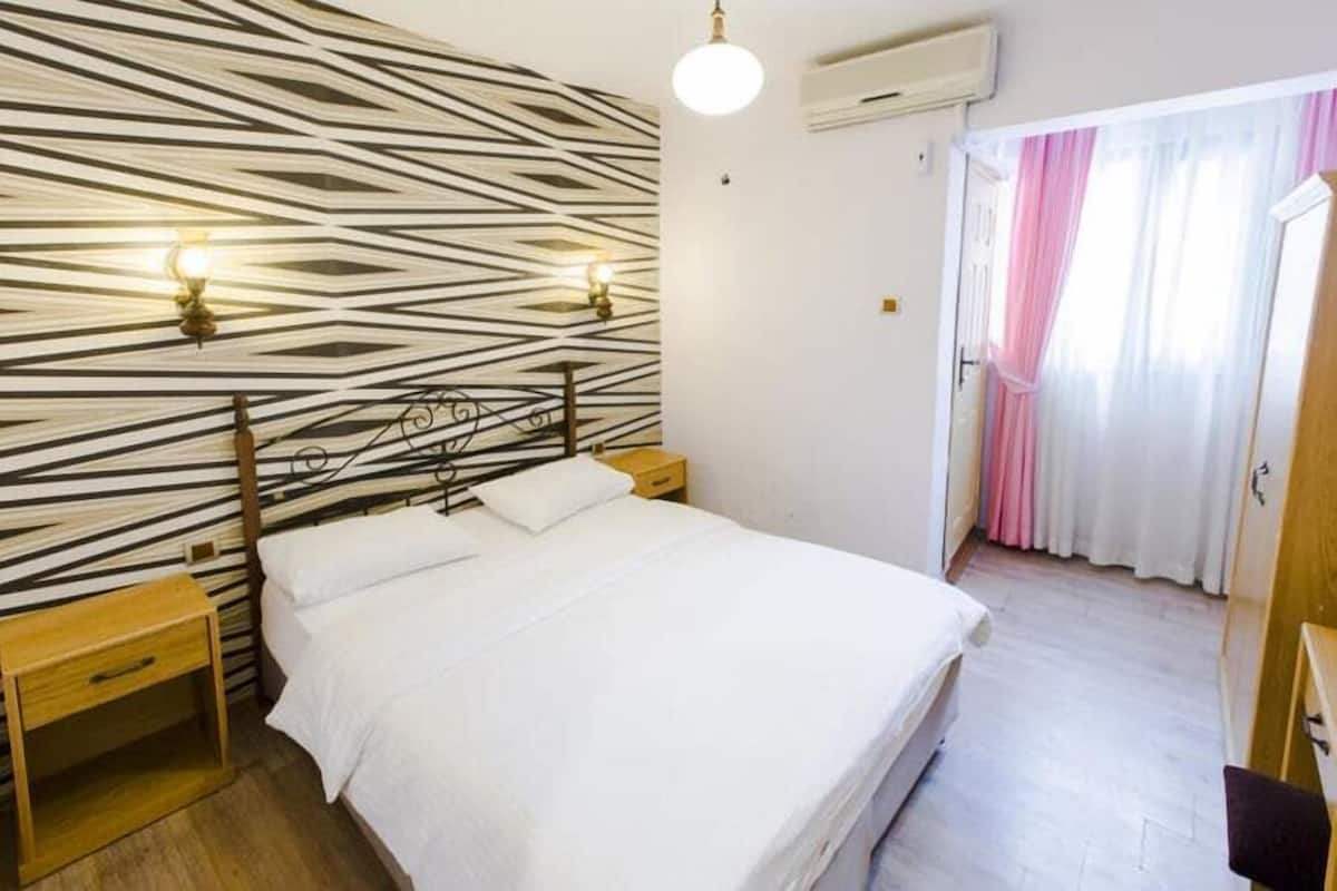 1 bedroom, Egyptian cotton sheets, premium bedding, Select Comfort beds