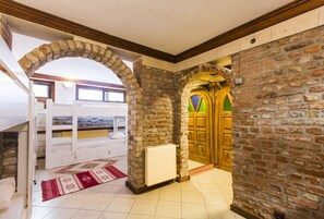 Deluxe Shared Dormitory, Mixed Dorm, Ensuite | 1 bedroom, Egyptian cotton sheets, premium bedding, Select Comfort beds - Cheers Vintage - Hostel (Istanbul)