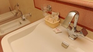 A bathroom with two sinks, a mirror, and a basket of toiletries. - Le Dodici Lune (Montecorvino Rovella)