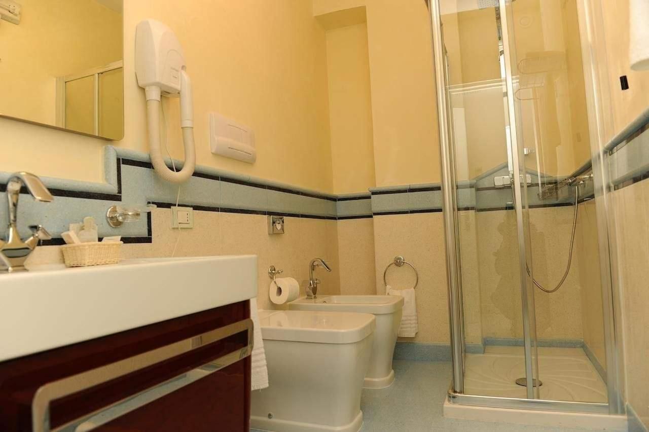 Dusche, kostenlose Toilettenartikel, Haartrockner, Bademäntel