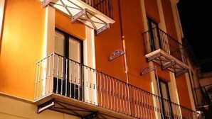 A building with a balcony, arched windows, and a sign that reads "LE DODICI LUNE". - Le Dodici Lune (Montecorvino Rovella)