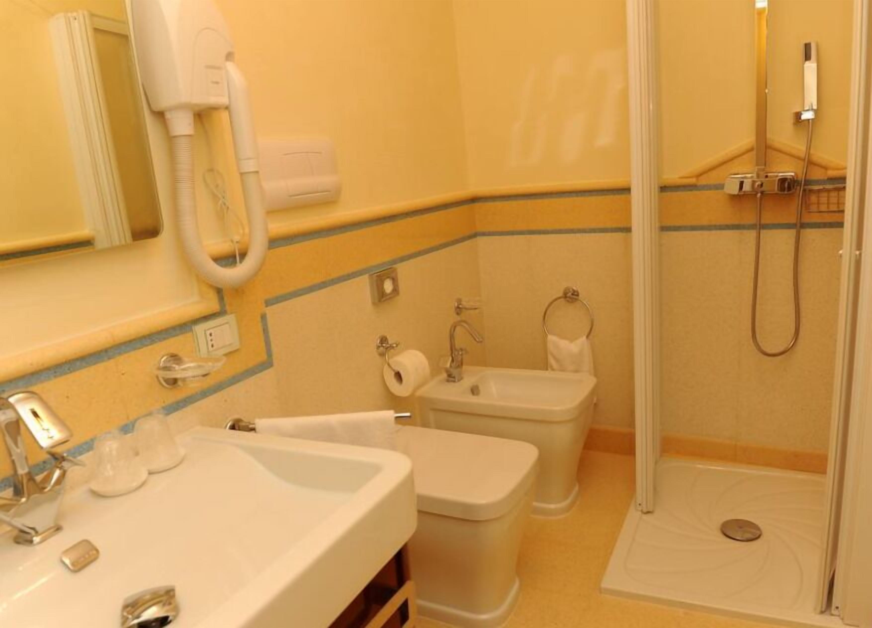 Dusche, kostenlose Toilettenartikel, Haartrockner, Bademäntel