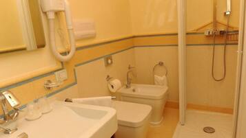 Dusche, kostenlose Toilettenartikel, Haartrockner, Bademäntel