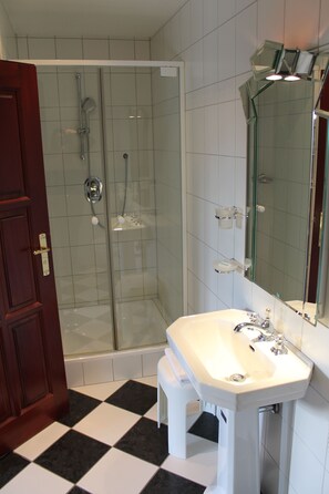 Standard Double Room | Bathroom | Shower, free toiletries, hair dryer, towels - Golf Course Bonn (Sankt Augustin)