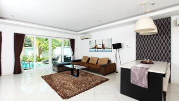 4-Bedroom Pool Villa | Área de estar | TV de tela plana