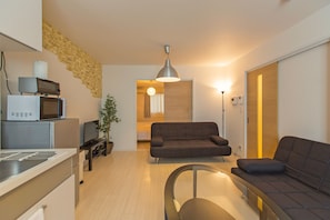 Departamento familiar, 2 habitaciones | Área de sala de estar | Televisión de pantalla plana de 43 pulgadas con canales digitales 