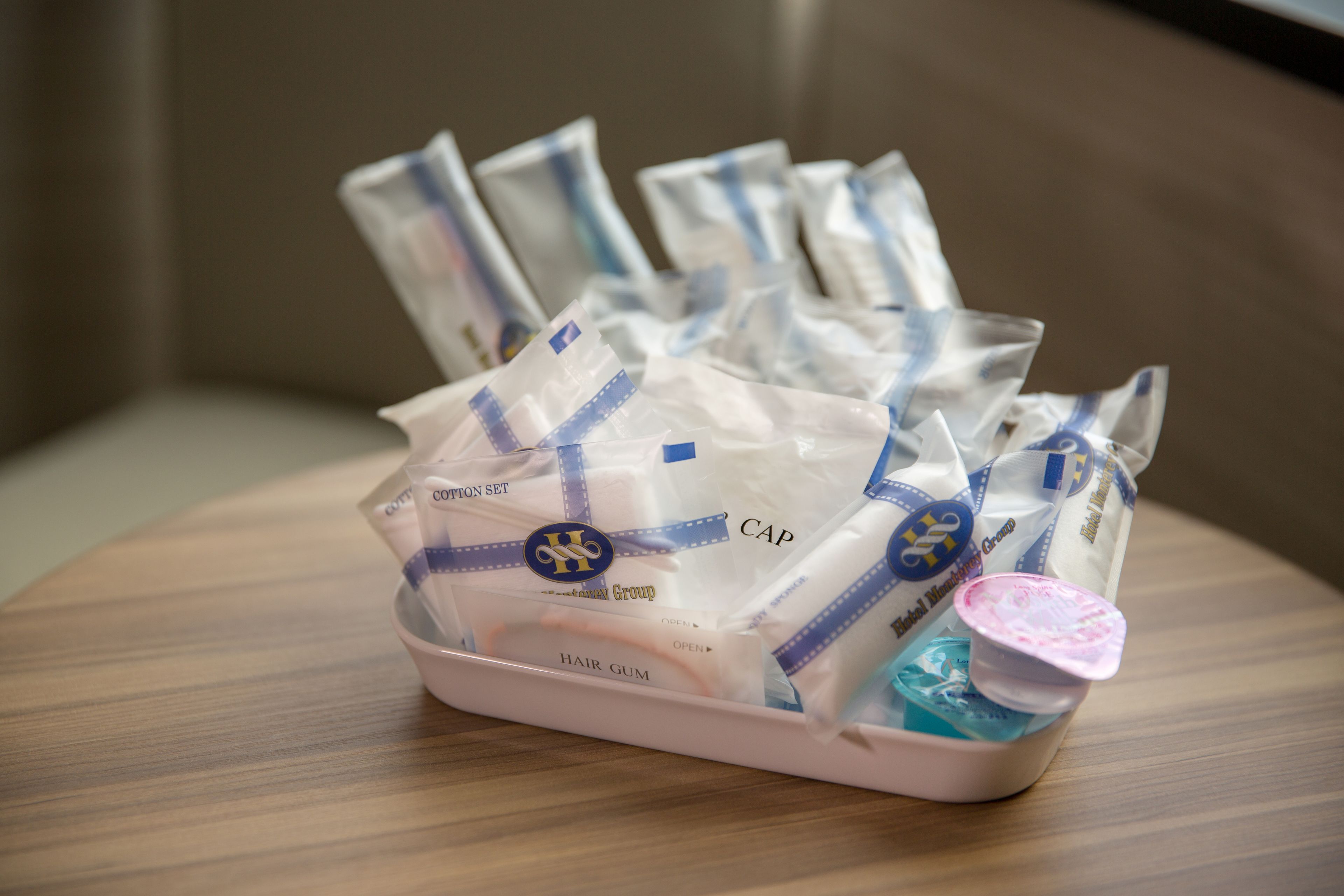 combined shower/bathtub, hair dryer, slippers, bidet