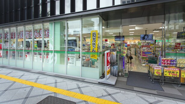 A store with large glass windows and a clear view of the interior. - Hotel Monterey Le Frere Osaka (Osaka)
