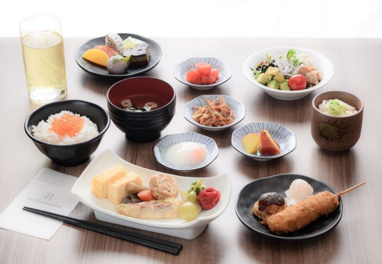 Diversos platos de comida japonesa sobre una mesa.