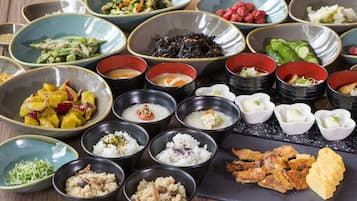Daily buffet breakfast (JPY 3800 per person)