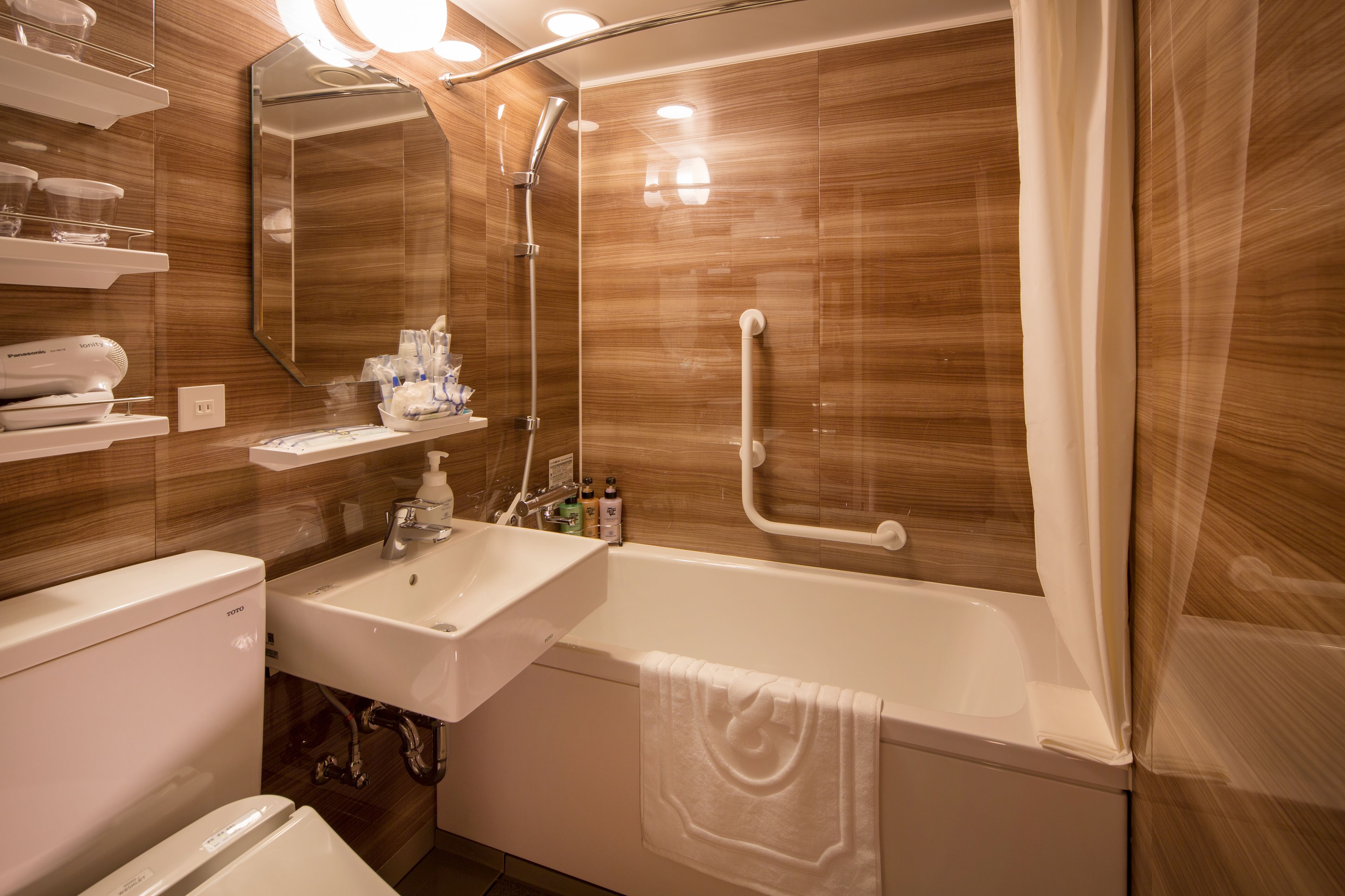 combined shower/bathtub, hair dryer, slippers, bidet