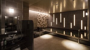 Un baño moderno con ducha, bañera y una pequeña zona de piscina.