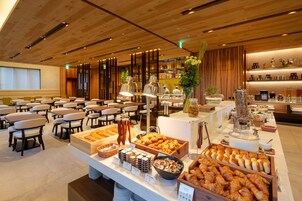 Daily buffet breakfast (JPY 3800 per person)