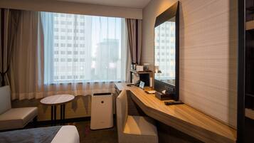 Down comforters, in-room safe, desk, blackout drapes