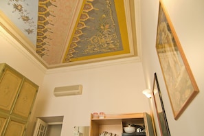 Suite Familiale | Coin cuisine privé | Réfrigérateur, micro-ondes (sur demande), plaque de cuisson