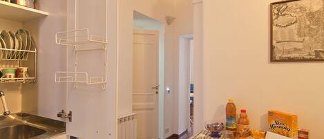 Réfrigérateur, micro-ondes (sur demande), plaque de cuisson