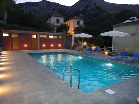 Outdoor pool, pool umbrellas, sun loungers. Victorias Rooms