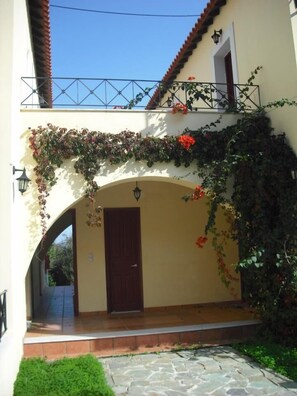 Check-in/check-out kiosk - Victorias Rooms (Chios)