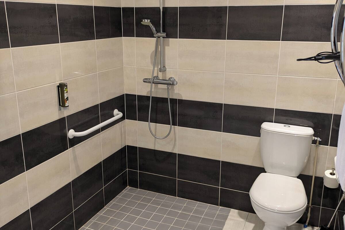 quadruple room | bathroom | free toiletries, hair dryer, towels