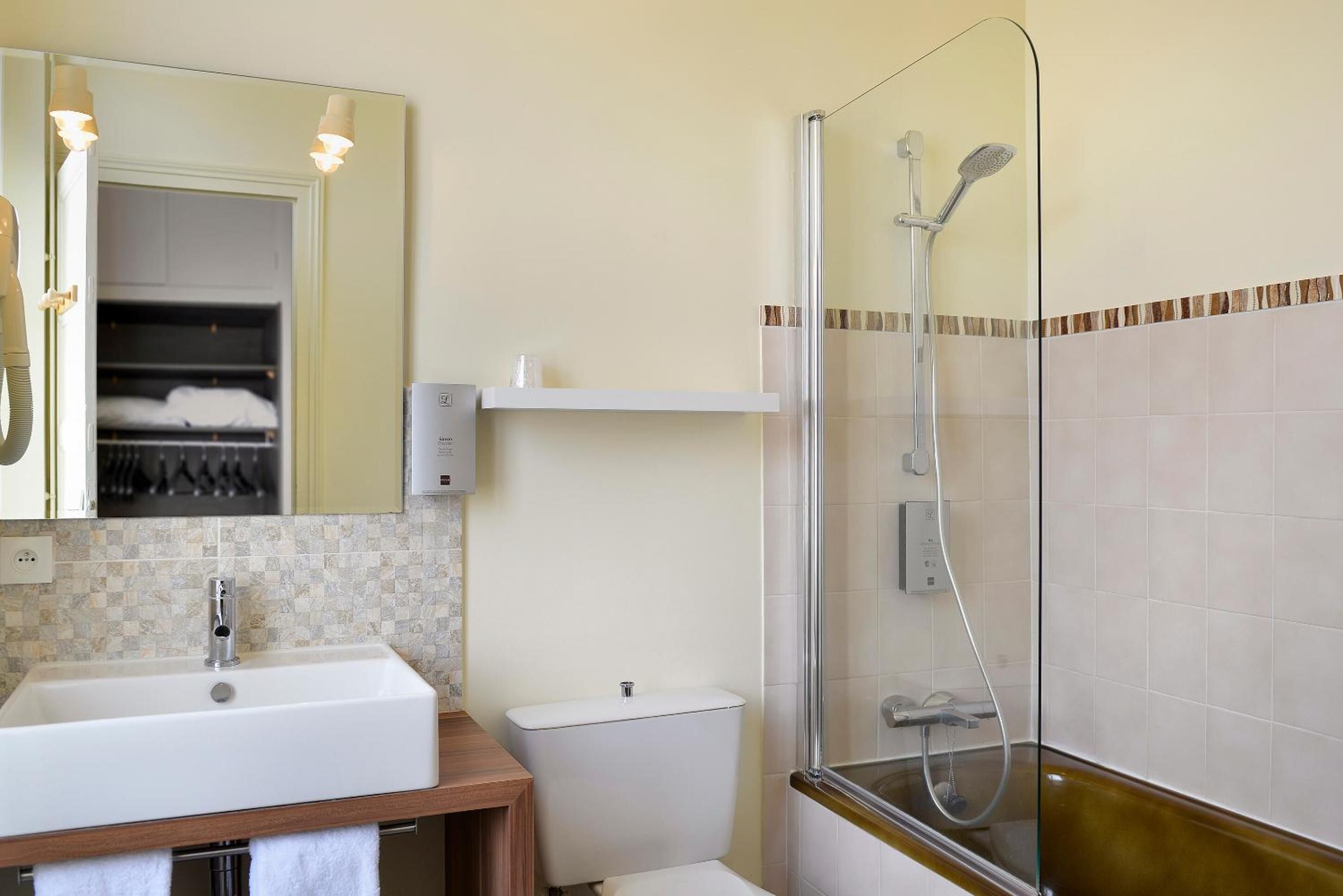 comfort double room | bathroom | free toiletries, hair dryer, towels