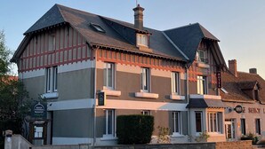 A two-story building with a sign for 'DOMUS Restaurant' and 'LORIS HOTELS E SAINT FLORENT'. - Hôtel Le Saint Florent (Mont-pres-Chambord)