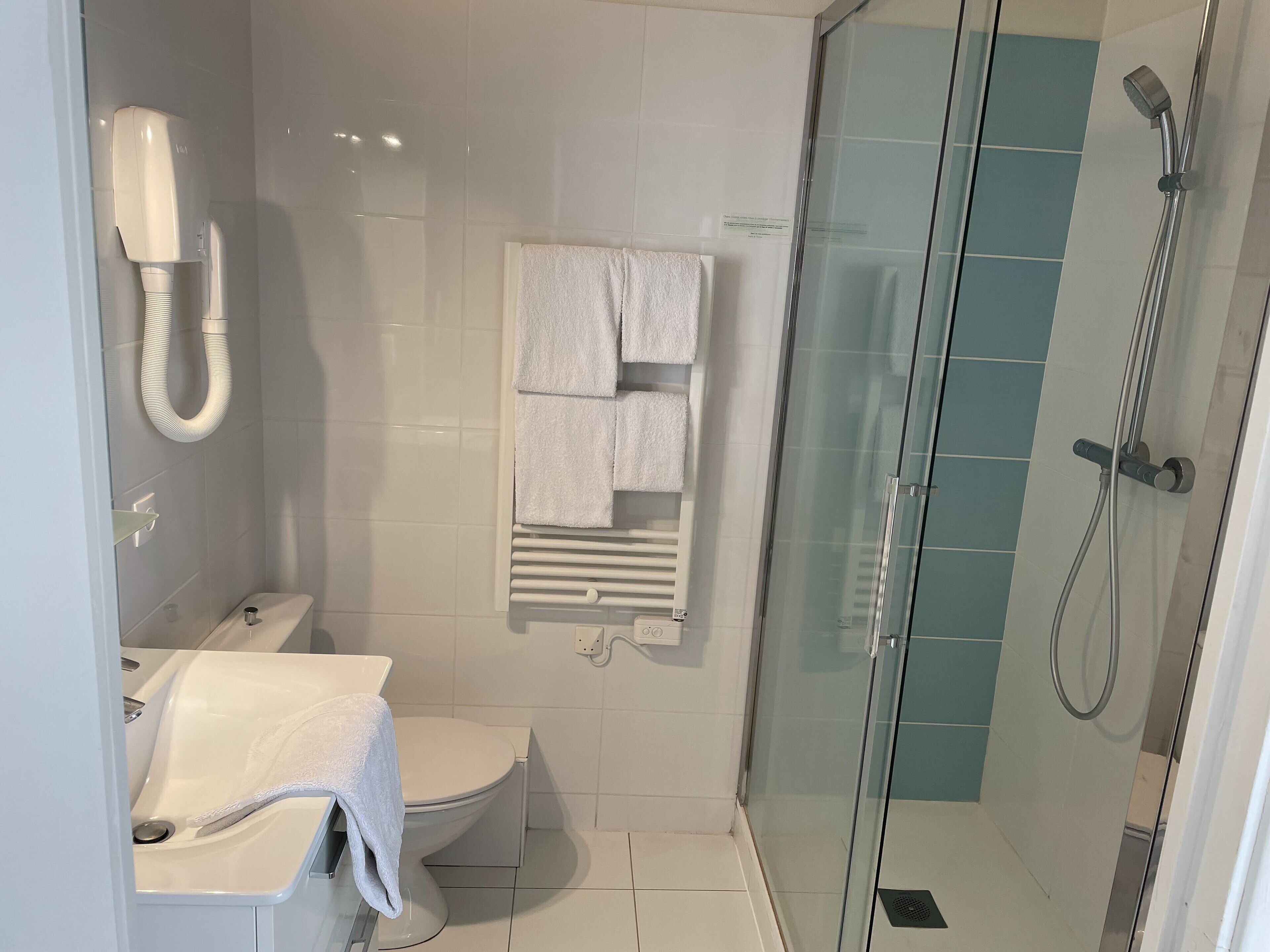 comfort double room | bathroom | free toiletries, hair dryer, towels