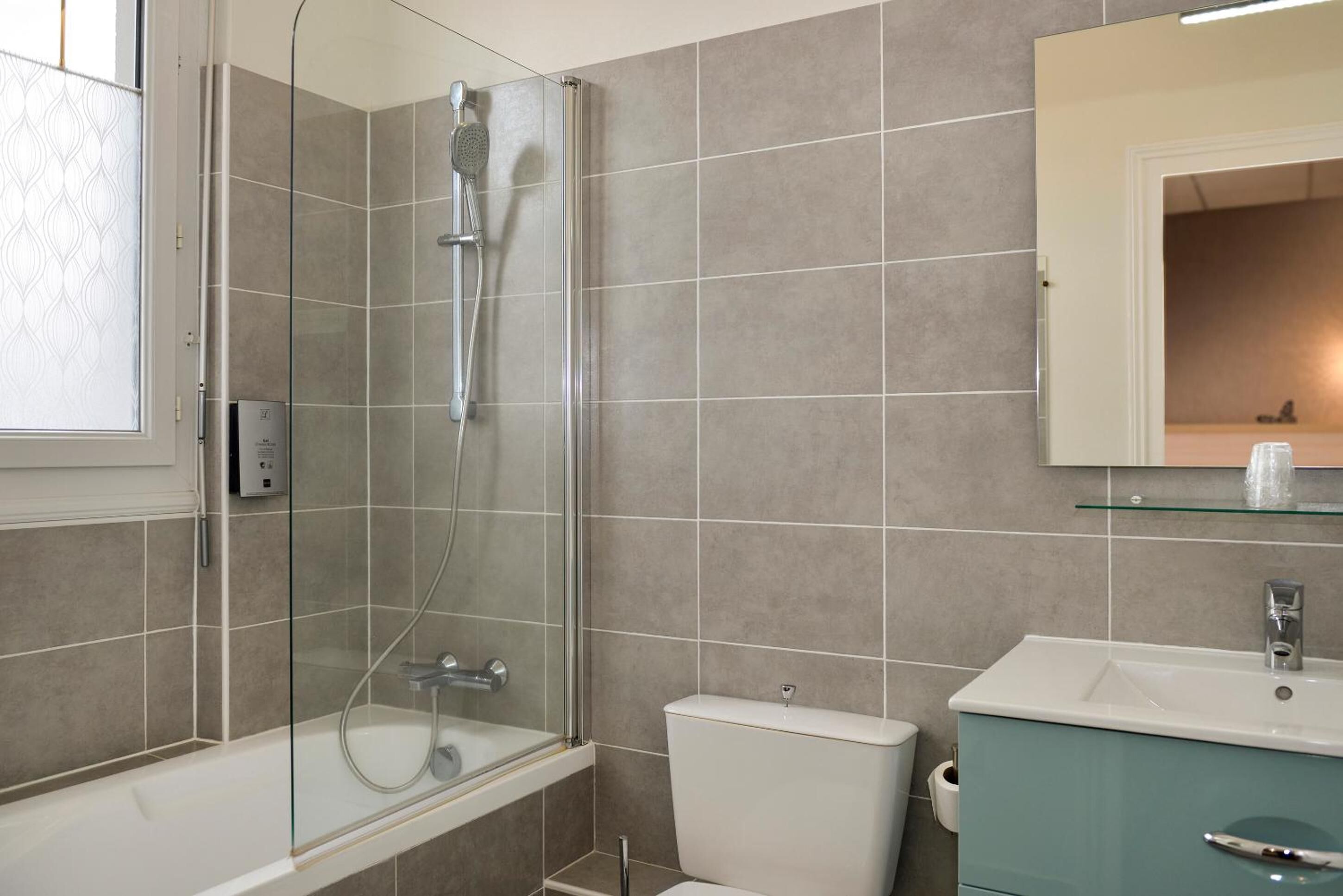 comfort double room | bathroom | free toiletries, hair dryer, towels