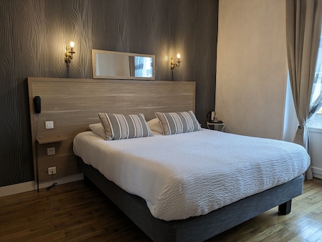 Comfort Double Room | Cribs/infant beds, free WiFi, bed sheets. Hôtel Le Saint Florent
