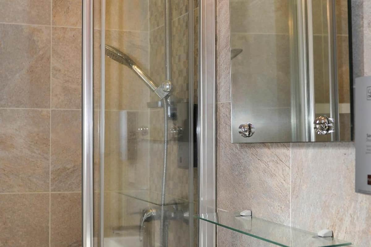 standard double room | bathroom | free toiletries, hair dryer, towels