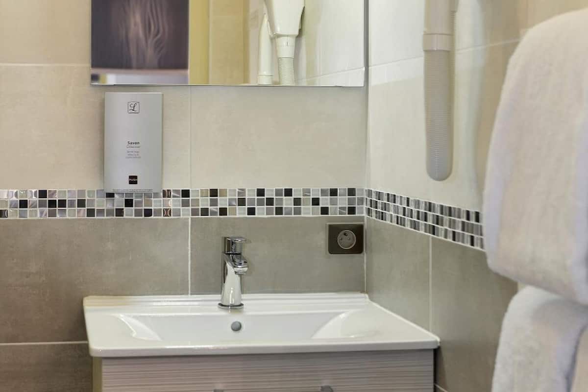 comfort double room | bathroom | free toiletries, hair dryer, towels