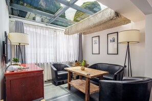 Individuell dekoriert, Schreibtisch, Verdunkelungsvorhänge