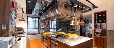 Refrigerador, microondas, horno y cafetera y tetera