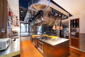 Kühlschrank, Mikrowelle, Ofen, Wasserkocher mit Kaffee-/Teezubehör