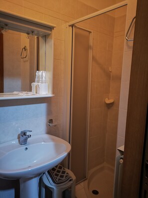 Economy kamer, 1 twee- of 2 eenpersoonsbedden | Badkamer | Een douche, gratis toiletartikelen, een haardroger, een bidet