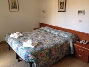 Minibar, skrivbord, arbetsyta för laptop och wi-fi