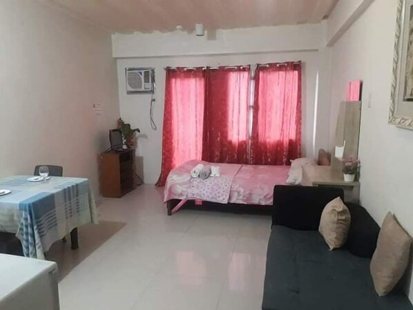 Premium bedding, in-room safe, desk, iron/ironing board