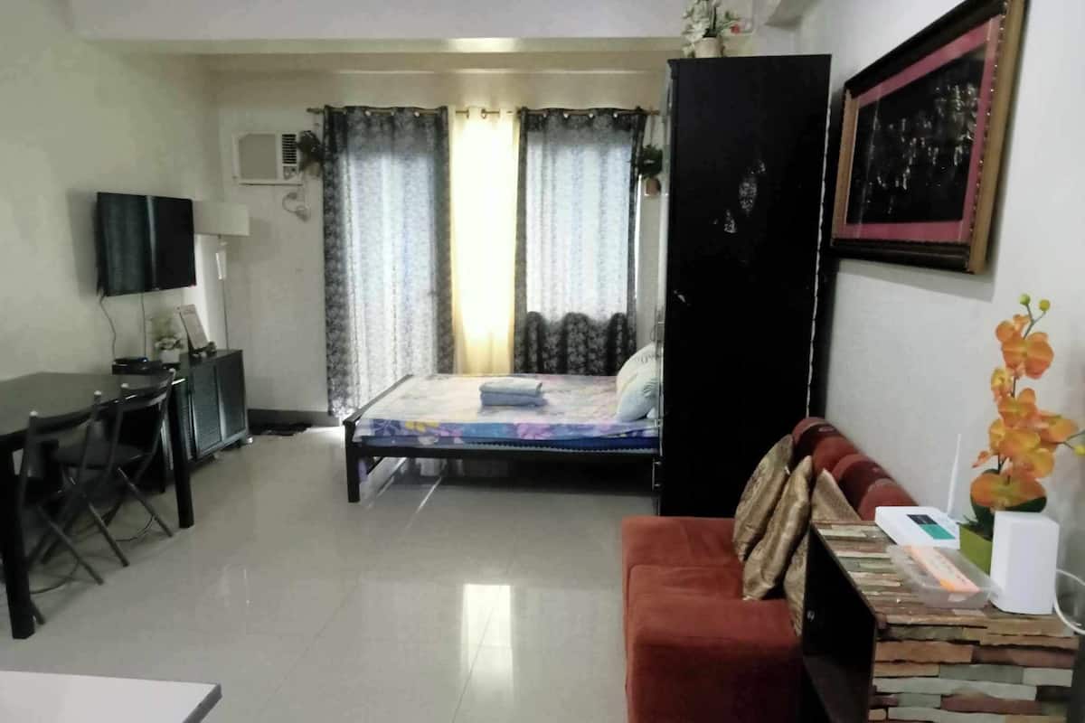 Deluxe Room | Premium bedding, in-room safe, desk, iron/ironing board