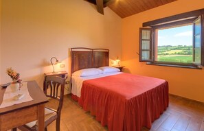 Meja kerja, ruang kerja ramah laptop, dan tempat tidur bayi gratis