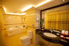 Phòng Suite Deluxe | Phòng tắm | Vòi sen/bồn tắm kết hợp, đồ dùng nhà tắm miễn phí, máy sấy tóc 