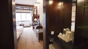 A hotel room with a bed, a desk, a mirror, and a window. - YangShuo New Century Hotel (Guilin)