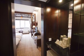 Minibar, in-room safe, desk, blackout curtains - YangShuo New Century Hotel (Guilin)